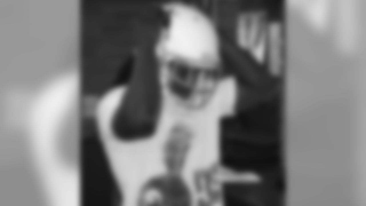 RB Andre Ellington tries a helmet