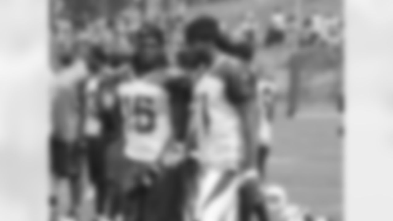 Larry Fitzgerald gives pointers to rookie Sean Jeffcoat
