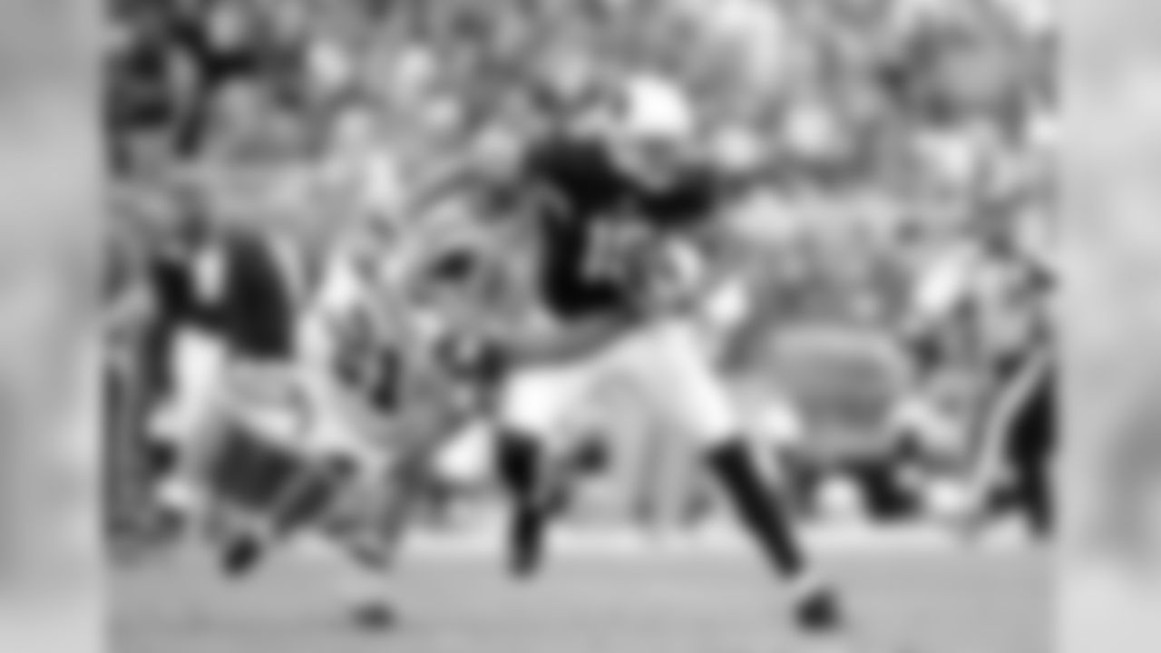 Floyd tries to shake away from Panthers S Mike Mitchell