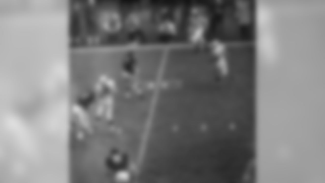 1967: The Cardinals' Jackie Smith catches the ball as Richie Petitbon zeroes in for the tackle