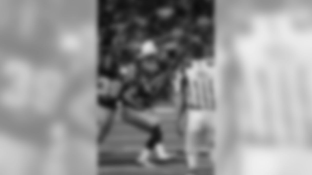 Adrian Wilson sacks Sam Bradford