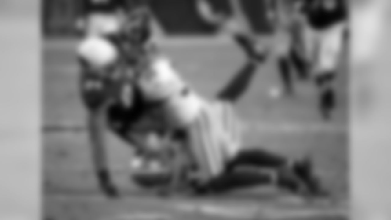 TE Jermaine Gresham makes the catch