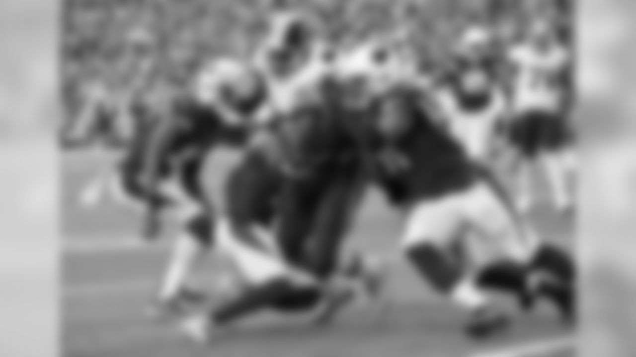 The Cardinals defense attempts to bring down Redskins TE Vernon Davis