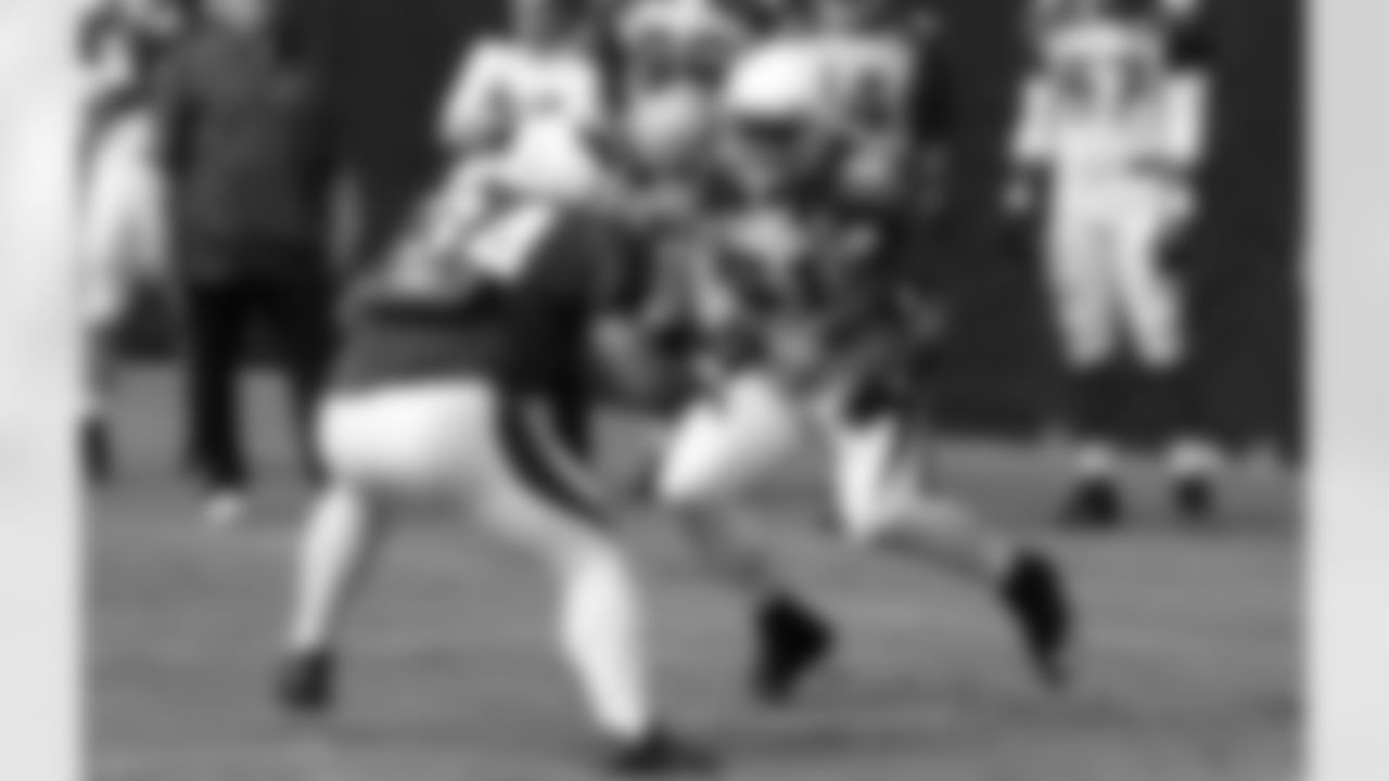 LB Kevin Minter (right) against RB Paul Lasike in a blocking drill