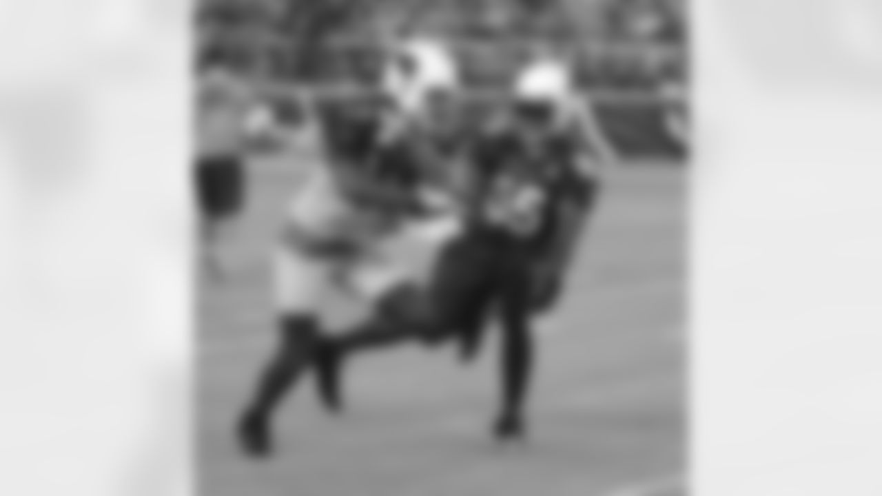 Larry Fitzgerald gets past Karlos Dansby