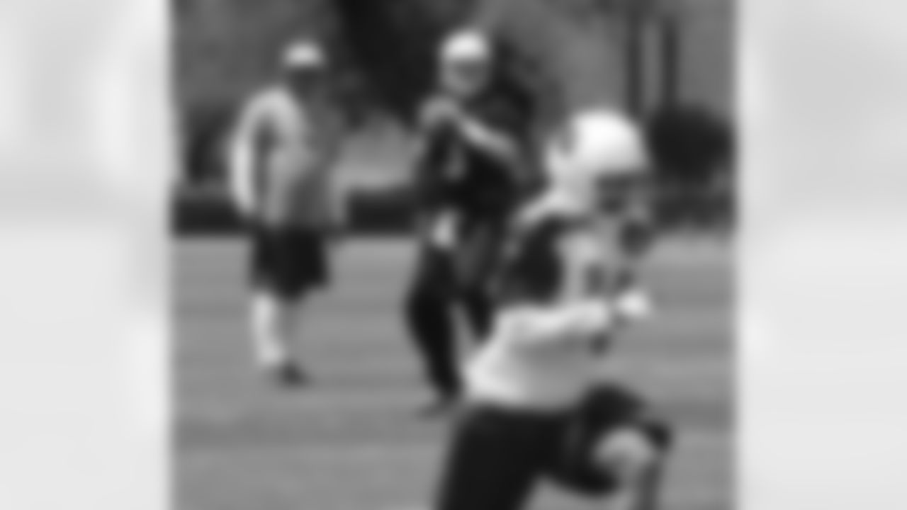 Coach Bruce Arians looks at Carson Palmer