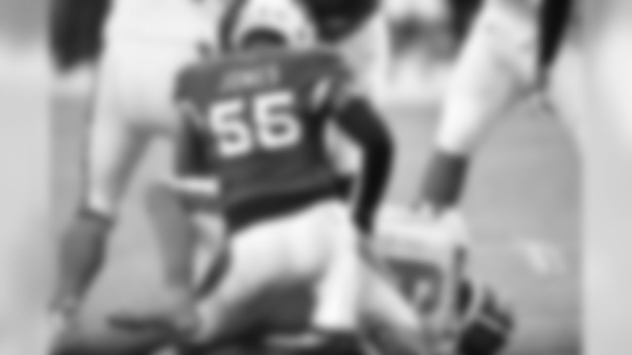 OLB Chandler Jones sacks Browns QB Baker Mayfield.
