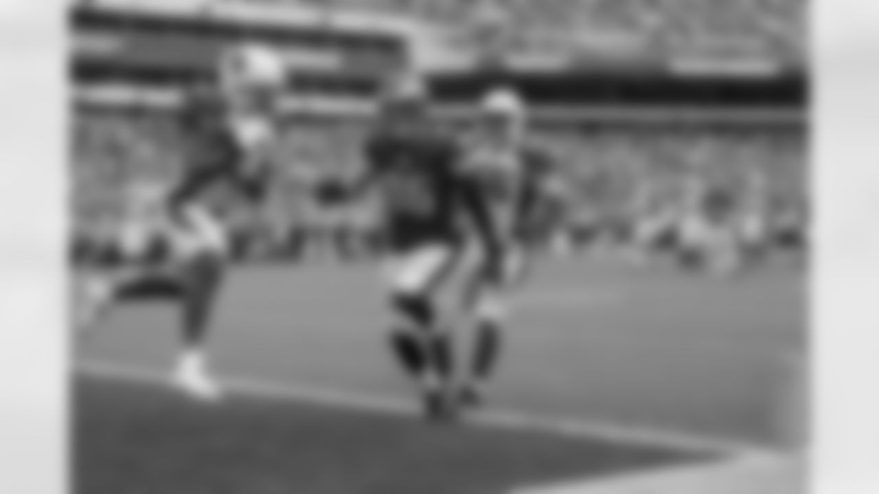S Antoine Bethea picks off a pass against the Eagles