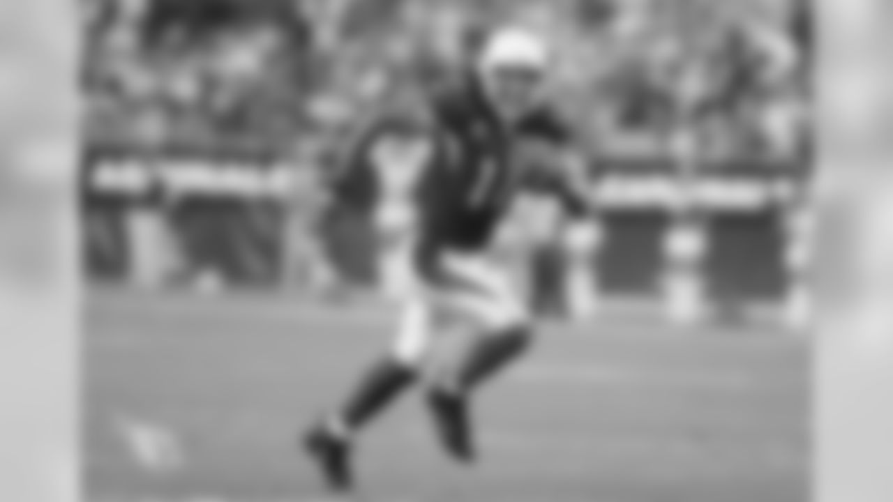 WR Larry Fitzgerald runs toward the end zone.