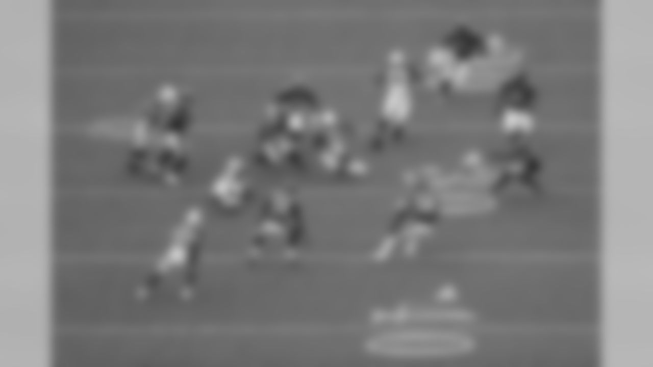 RB Andre Ellington weaves through the Eagles defense