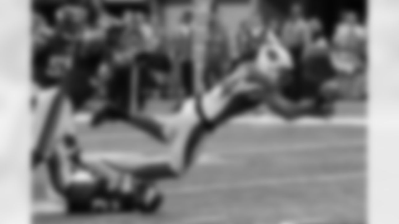 TE Jermaine Gresham stretches for a touchdown against the Vikings
