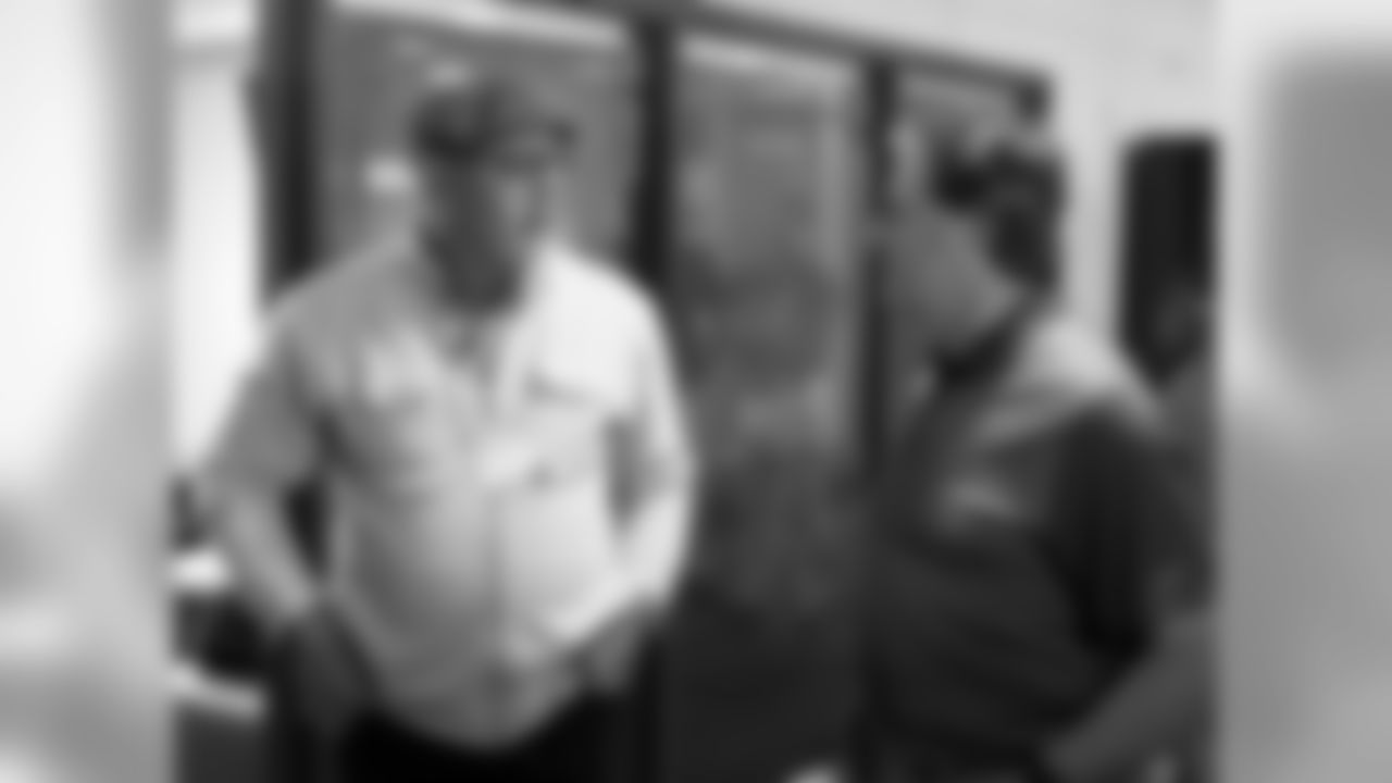 Arians speaks with Diamondbacks chief baseball officer Tony LaRussa