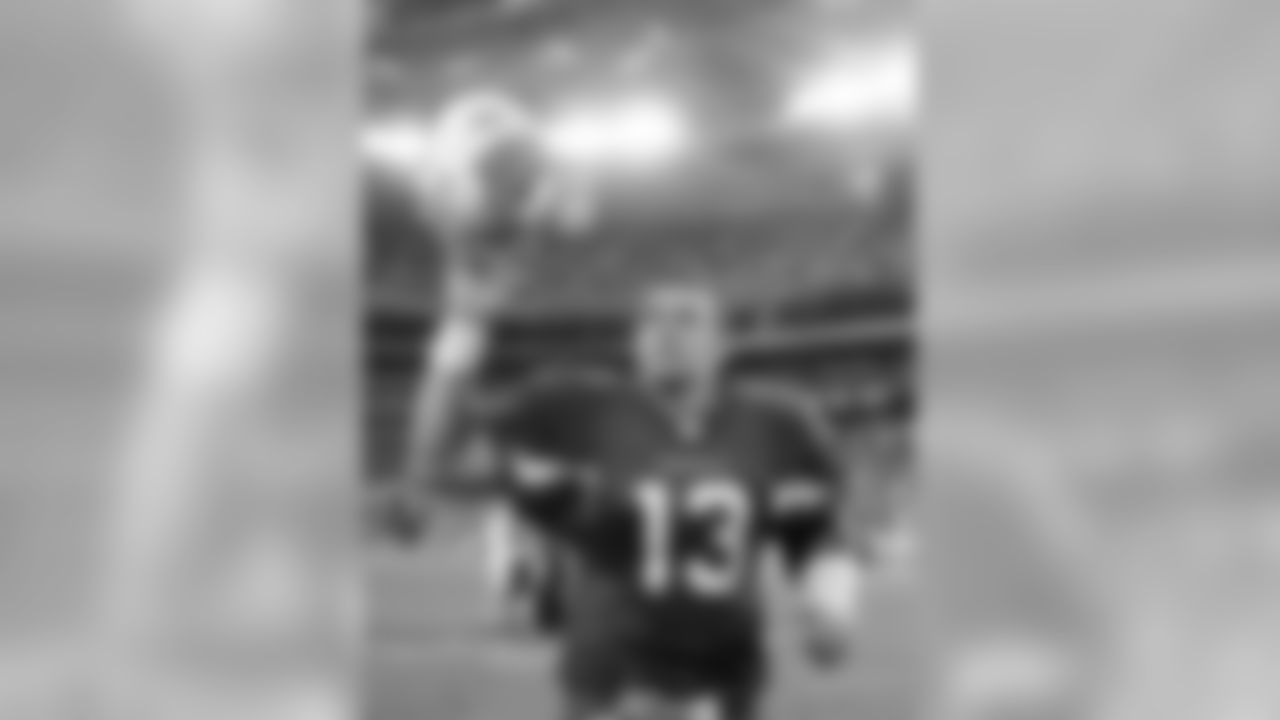Warner runs off the field after a 2007 win over the Browns