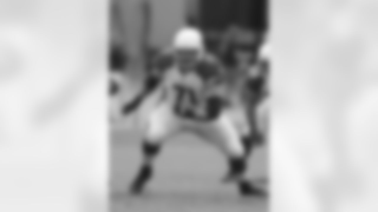 G Daryn Colledge looks for a player to block.