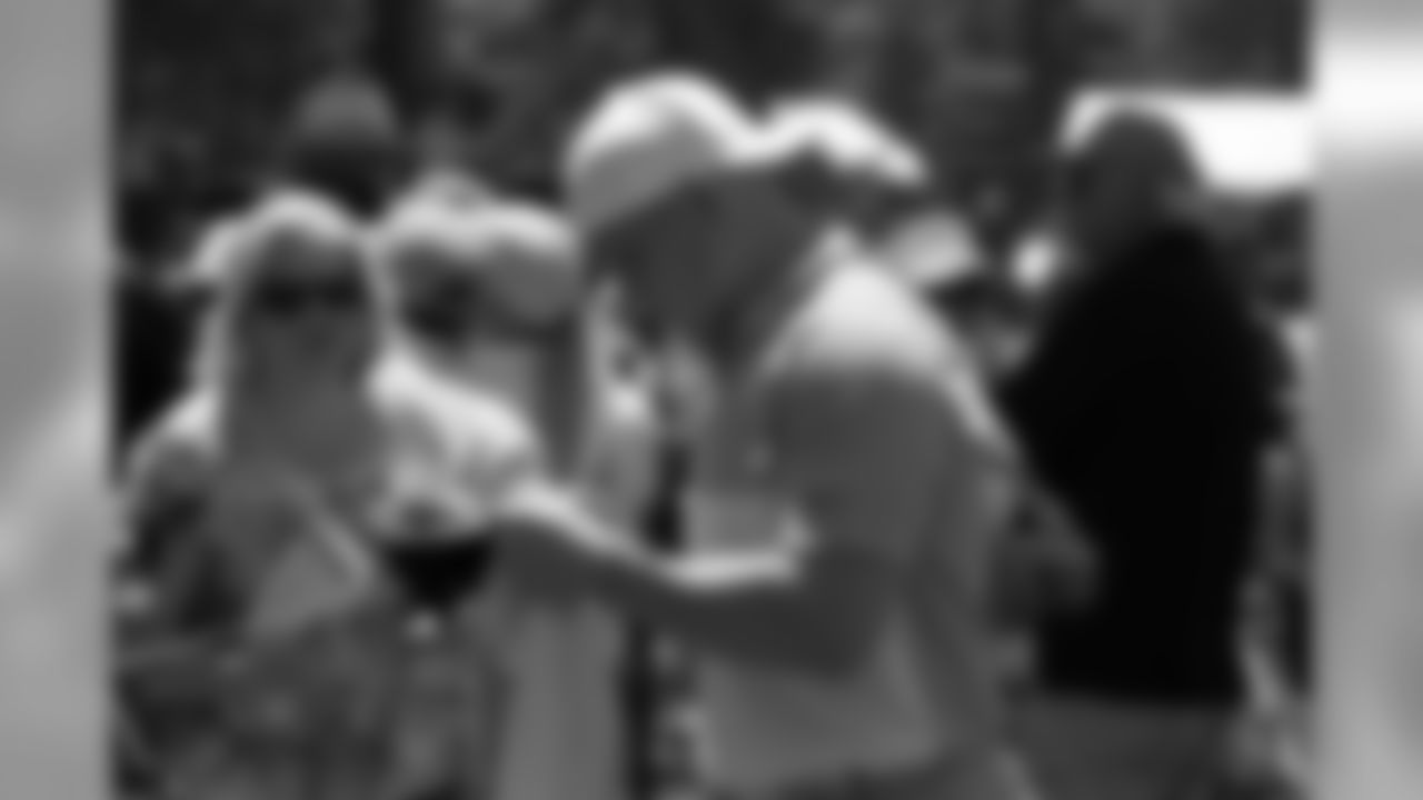 Bengals LB A.J. Hawk signs autographs