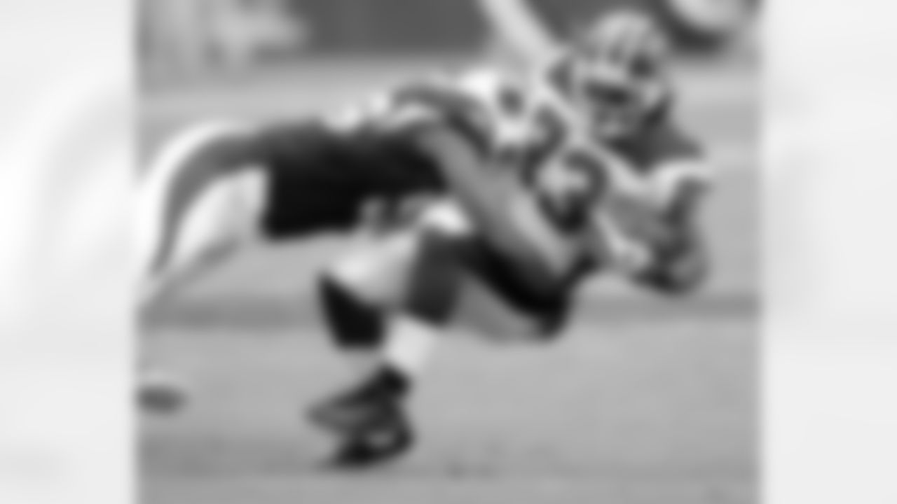 2008: LB Karlos Dansby tackles Bills RB Marshawn Lynch
