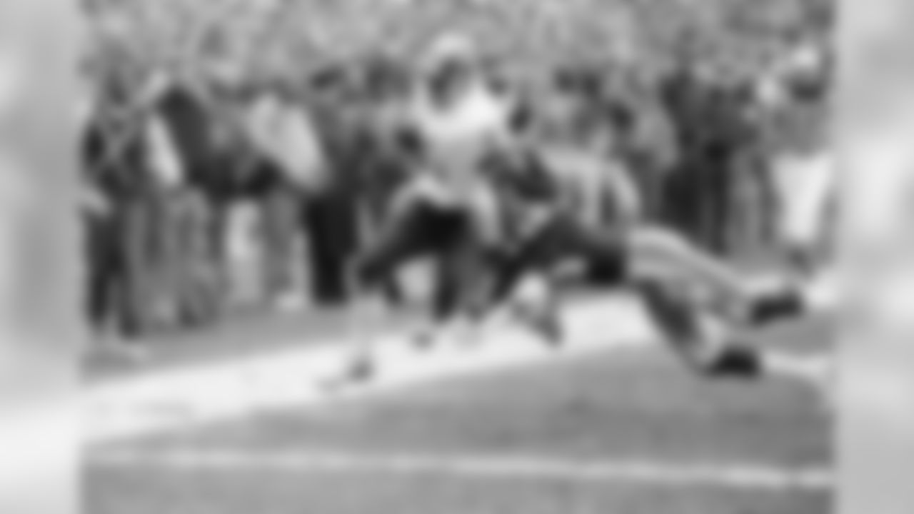 Washington wide receiver Art Monk (81) just after he caught his 102nd pass of the season, Dec. 17, 1984. Monk set a new NFL record for receptions, during the game against the St. Louis Cardinals at RFK Stadium.
