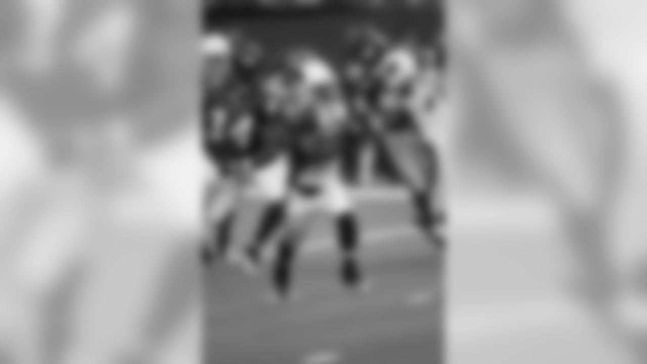 LaRod Stephens-Howling returns a kick-off