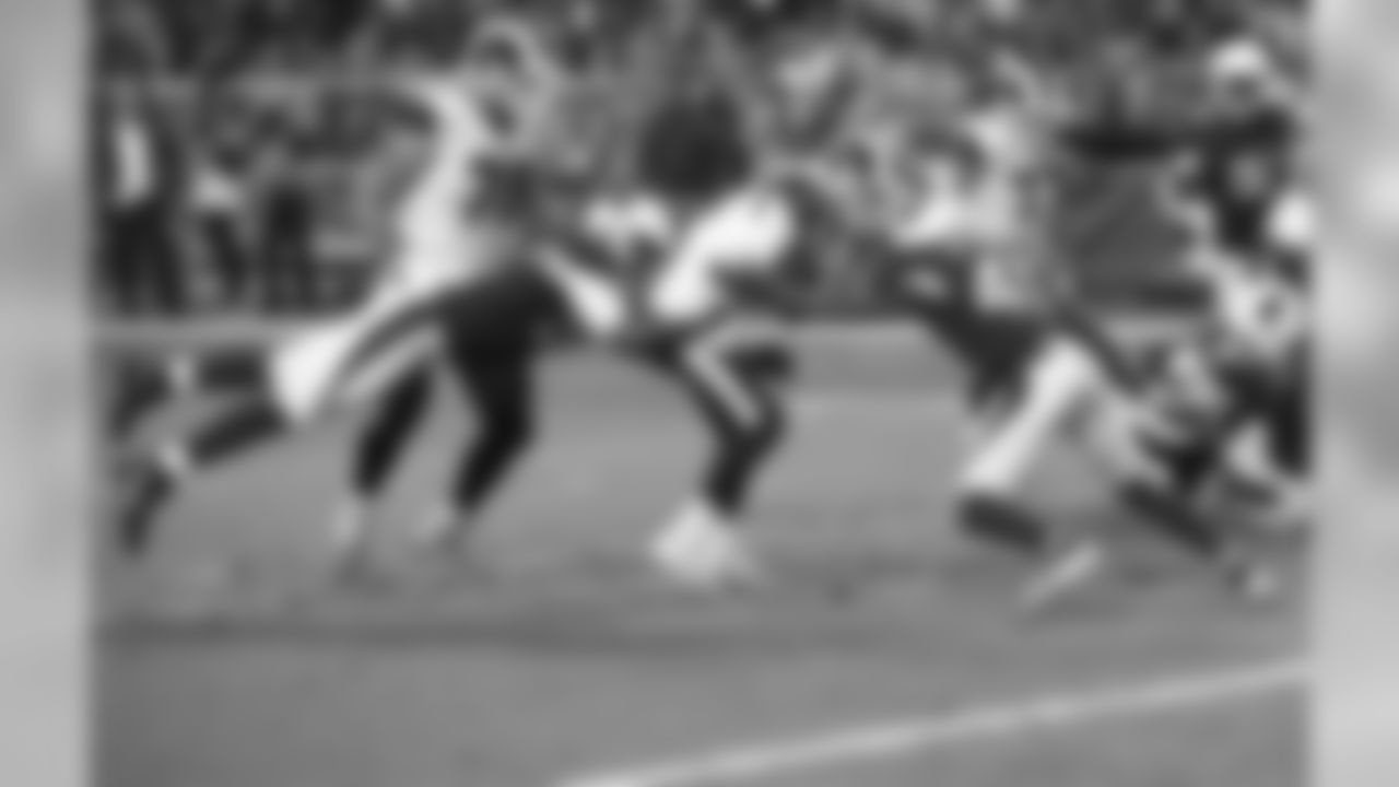 Rams QB Jared Goff pressured by Cardinals LB Karlos Dansby (left) and S Antoine Bethea (right)