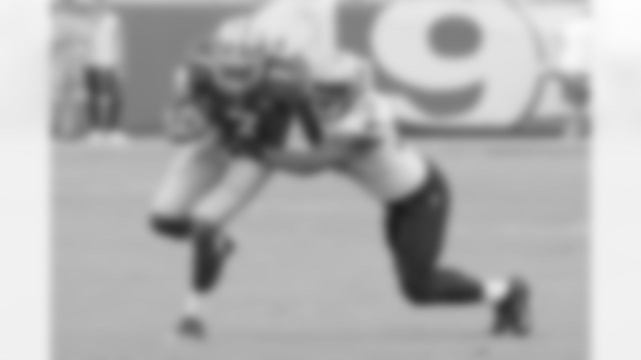 LB Craig Robertson