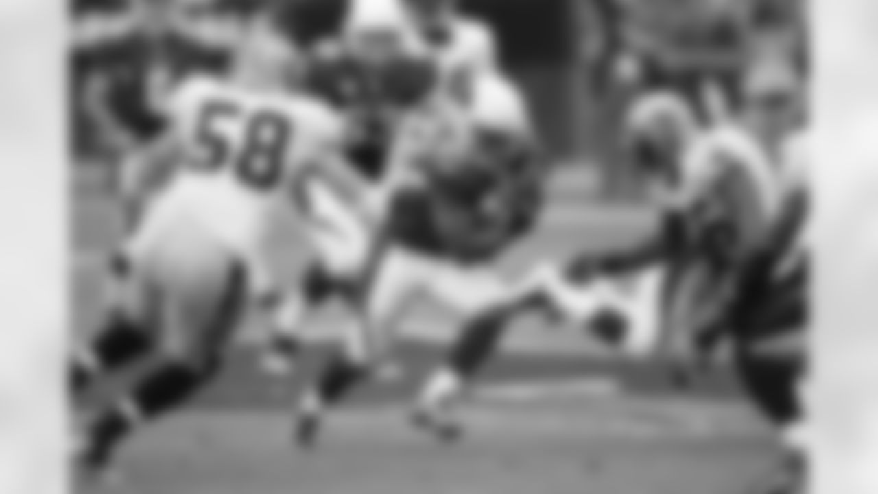 LaRod Stephens-Howling hauls in an 8-yard catch