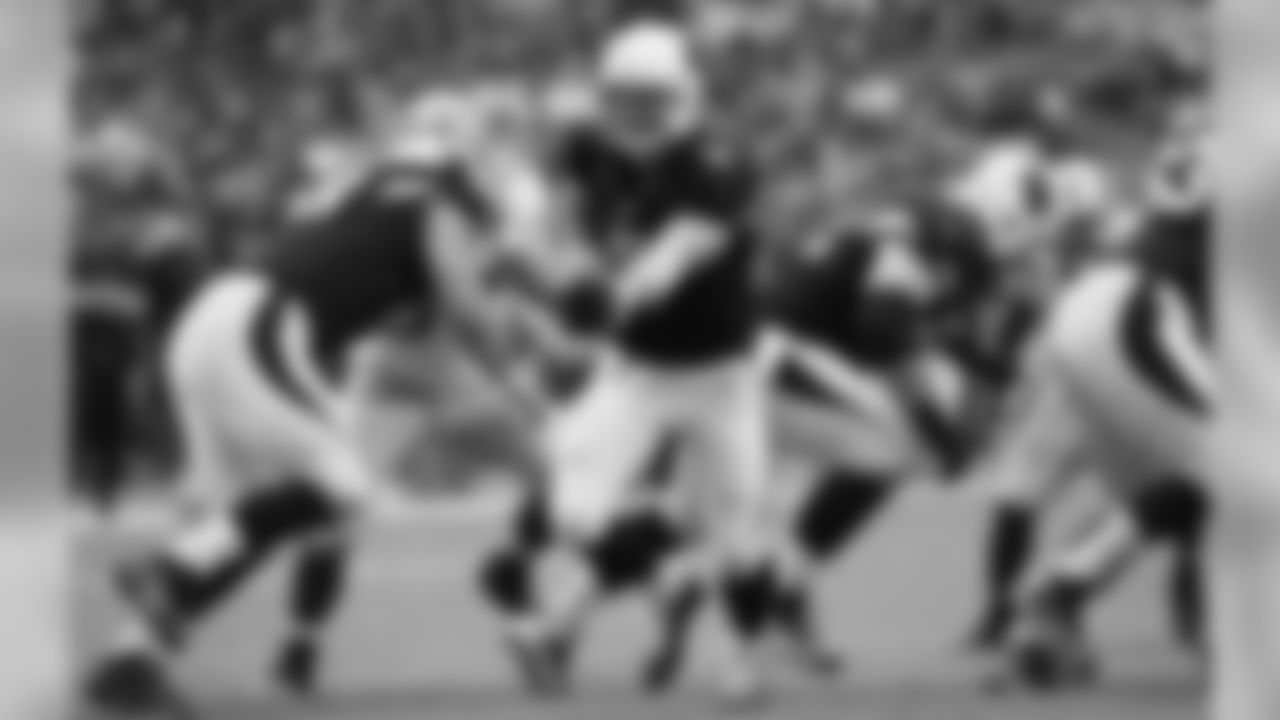 QB Drew Stanton prepares to hand the ball off