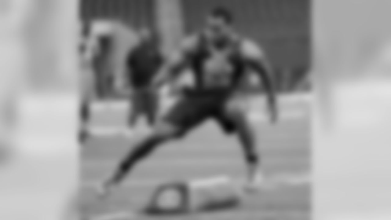 Texas linebacker Jordan Hicks runs the 40-yard dash at the NFL football scouting combine in Indianapolis, Sunday, Feb. 22, 2015.