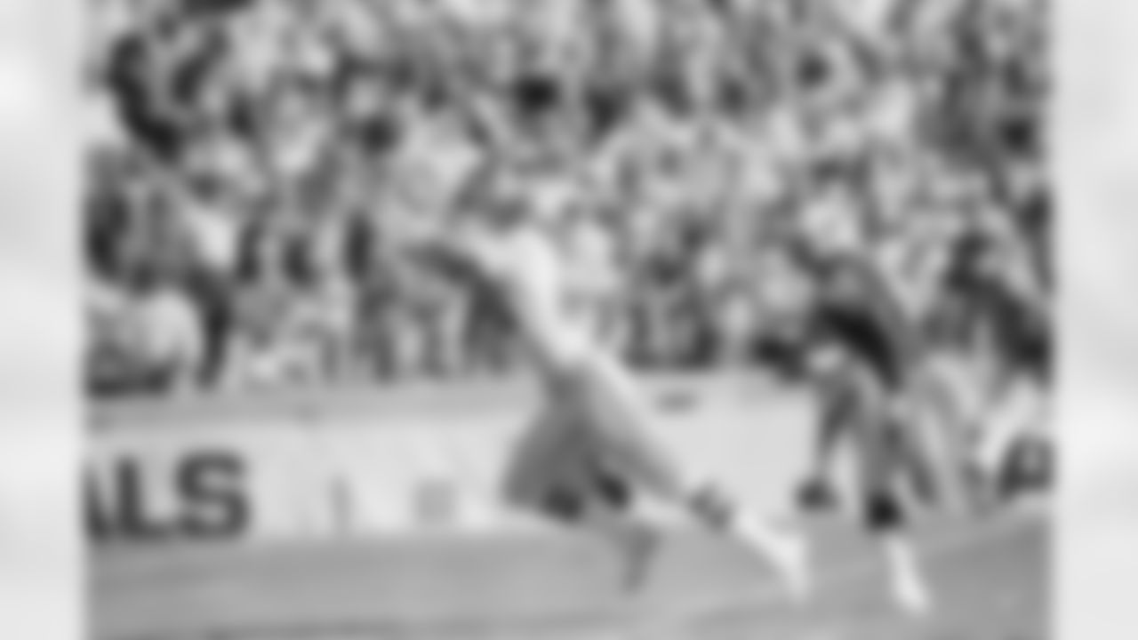 1988: Eagles WR Cris Carter catches a pass.