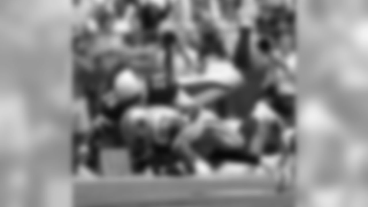 2005: Cardinals CB Robert tate covers Cowboys WR Terry Glenn