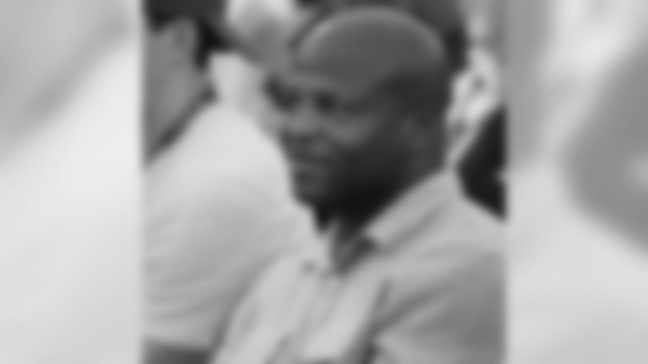 Former Cardinals teammate Larry Centers takes in the speeches