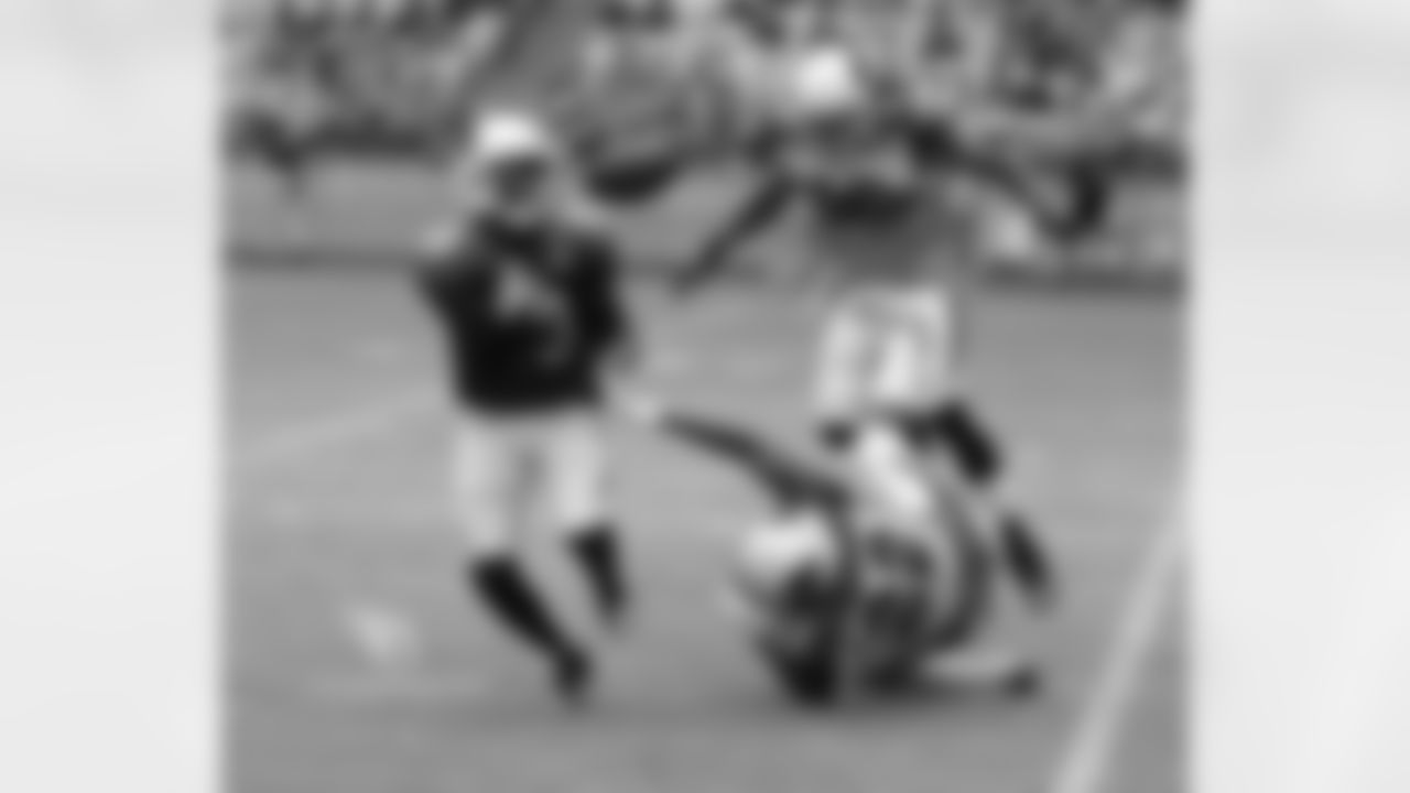 A juggling catch by Jaron Brown