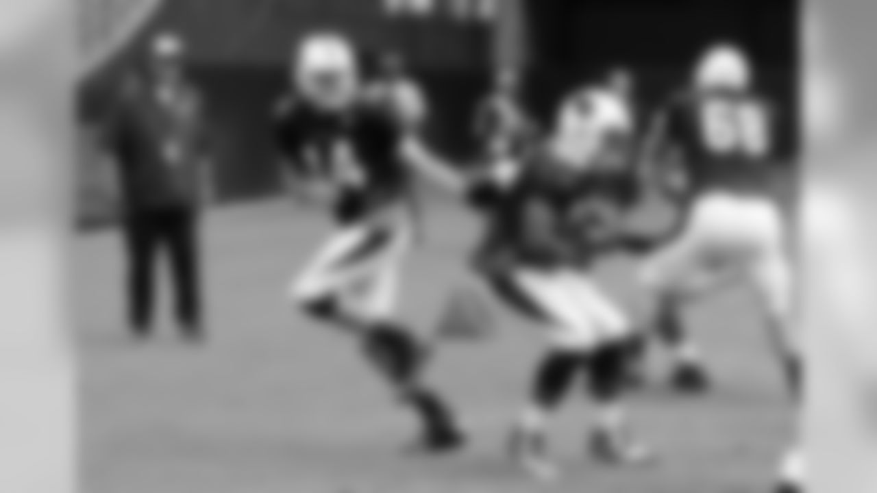 QB Ryan Lindley hands off to RB Jonathan Dwyer