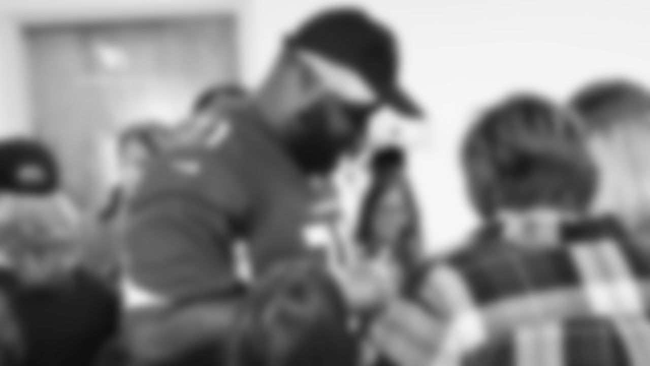 T Andre Smith signs autographs