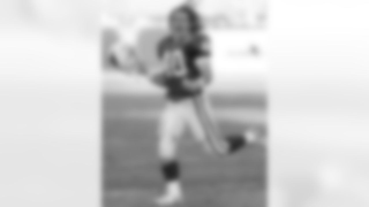 S Pat Tillman left the Cardinals to enlist in the military and tragically died in Afghanistan in 2004