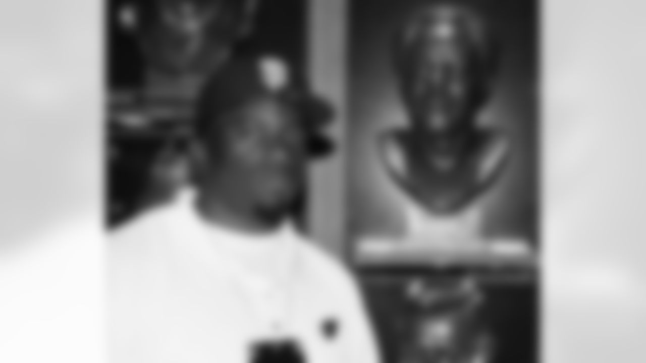 DE Jason Banks posed with the bust of Raiders DB Willie Brown
