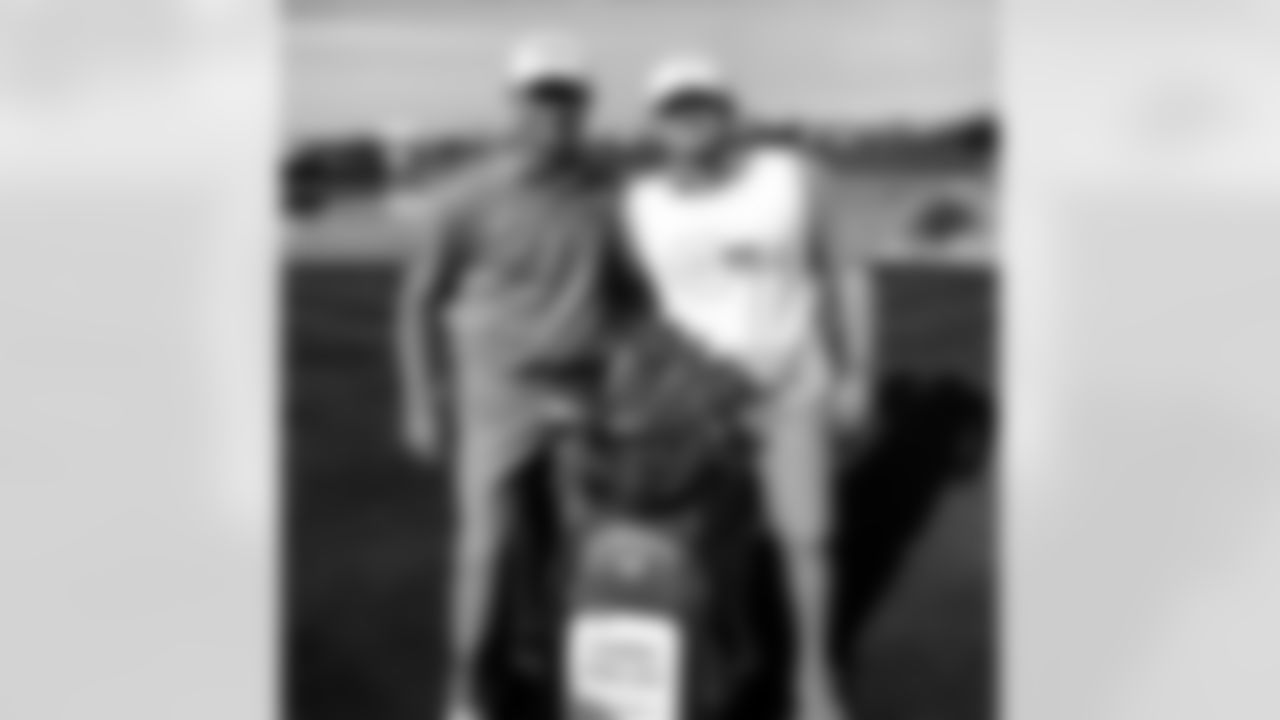 P Drew Butler (@drewbutler13) caddies for Harris English at the Waste Management Phoenix Open
