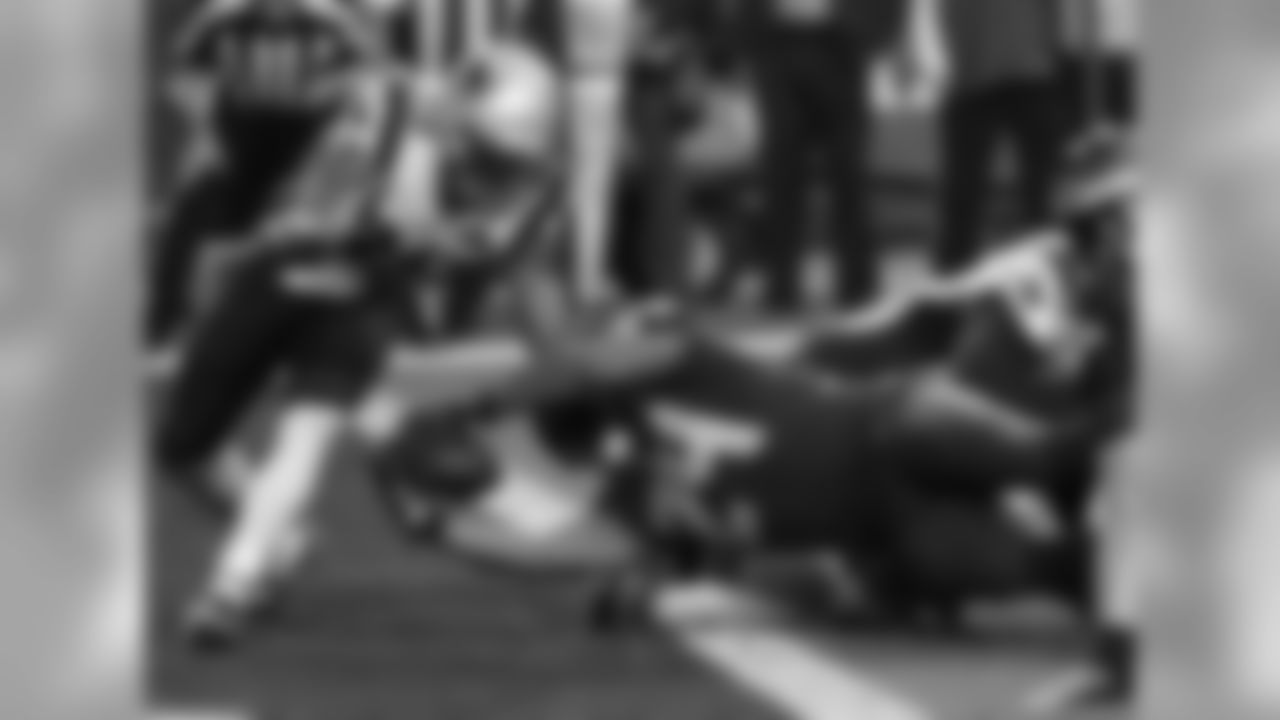 Seahawks RB Marshawn Lynch reaches over the goal-line for a touchdown