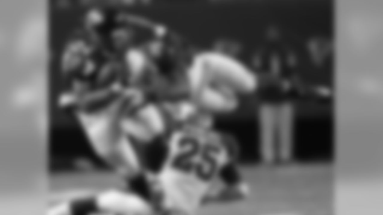 S Deone Bucannon tackles Atlanta RB Devonta Freeman