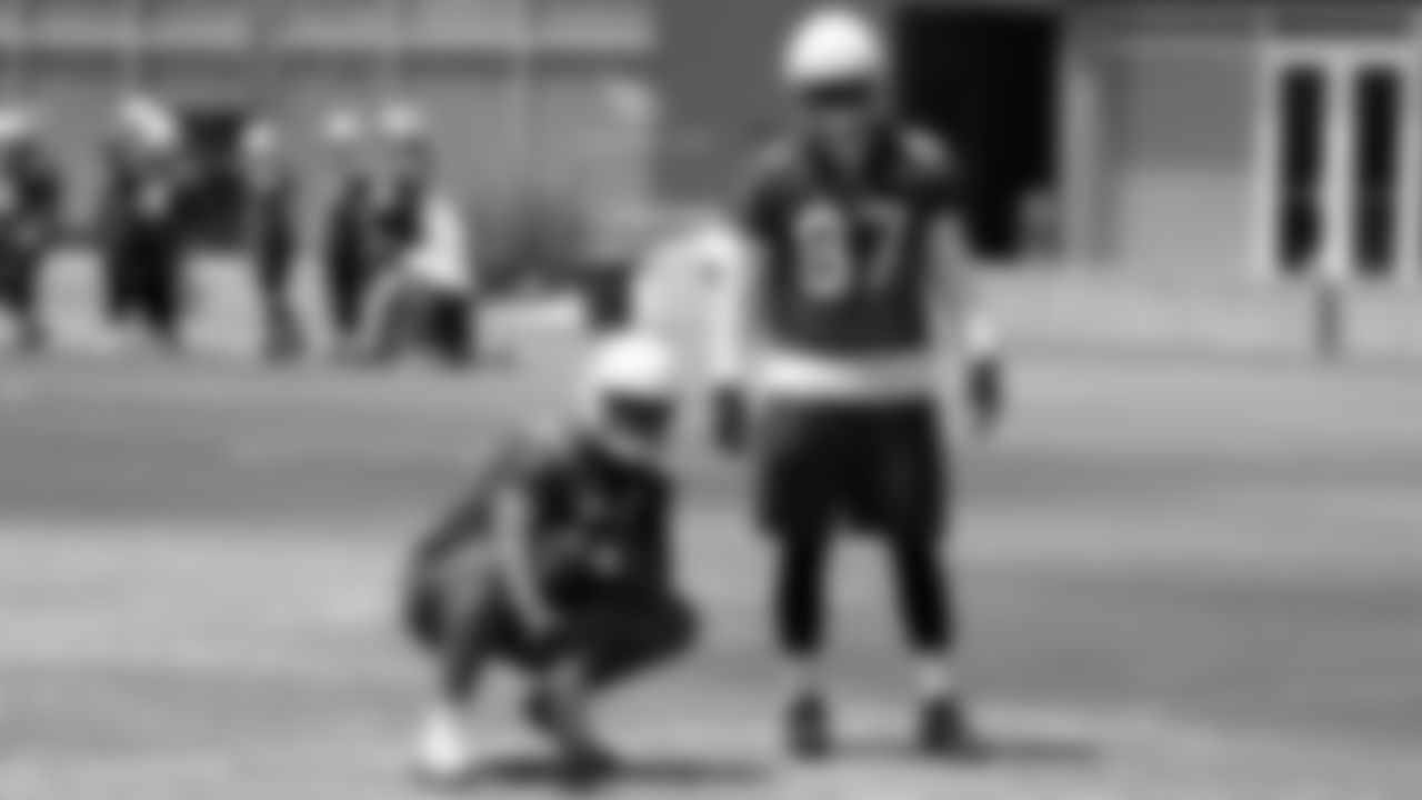 TE Maxx Williams (right) and TE Darrell Daniels