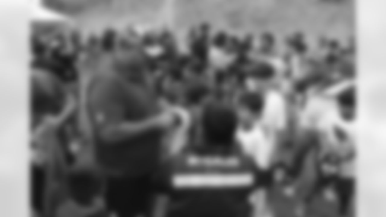 Los Cardenales organizaron un campamento de fútbol americano para jóvenes en Nogales, Sonora, Mx.