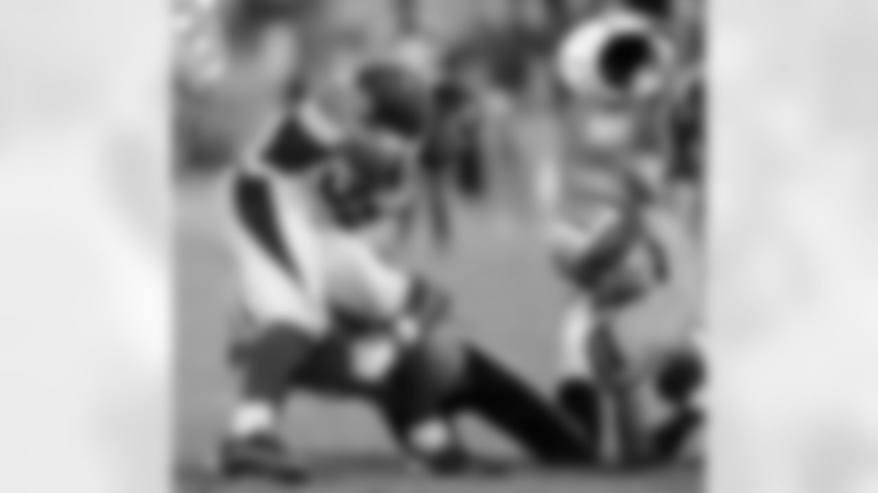 2012: RB William Powell loses his helmet.