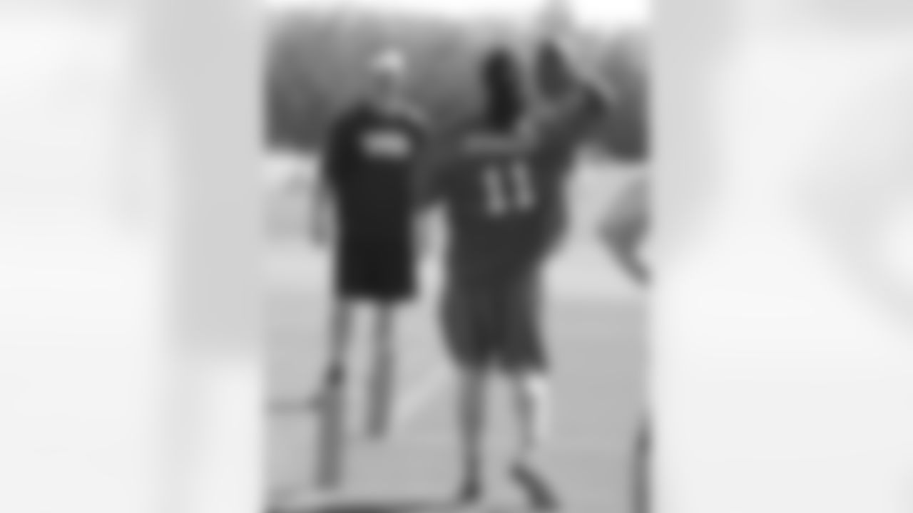 Larry Fitzgerald warms up with Drew Bledsoe
