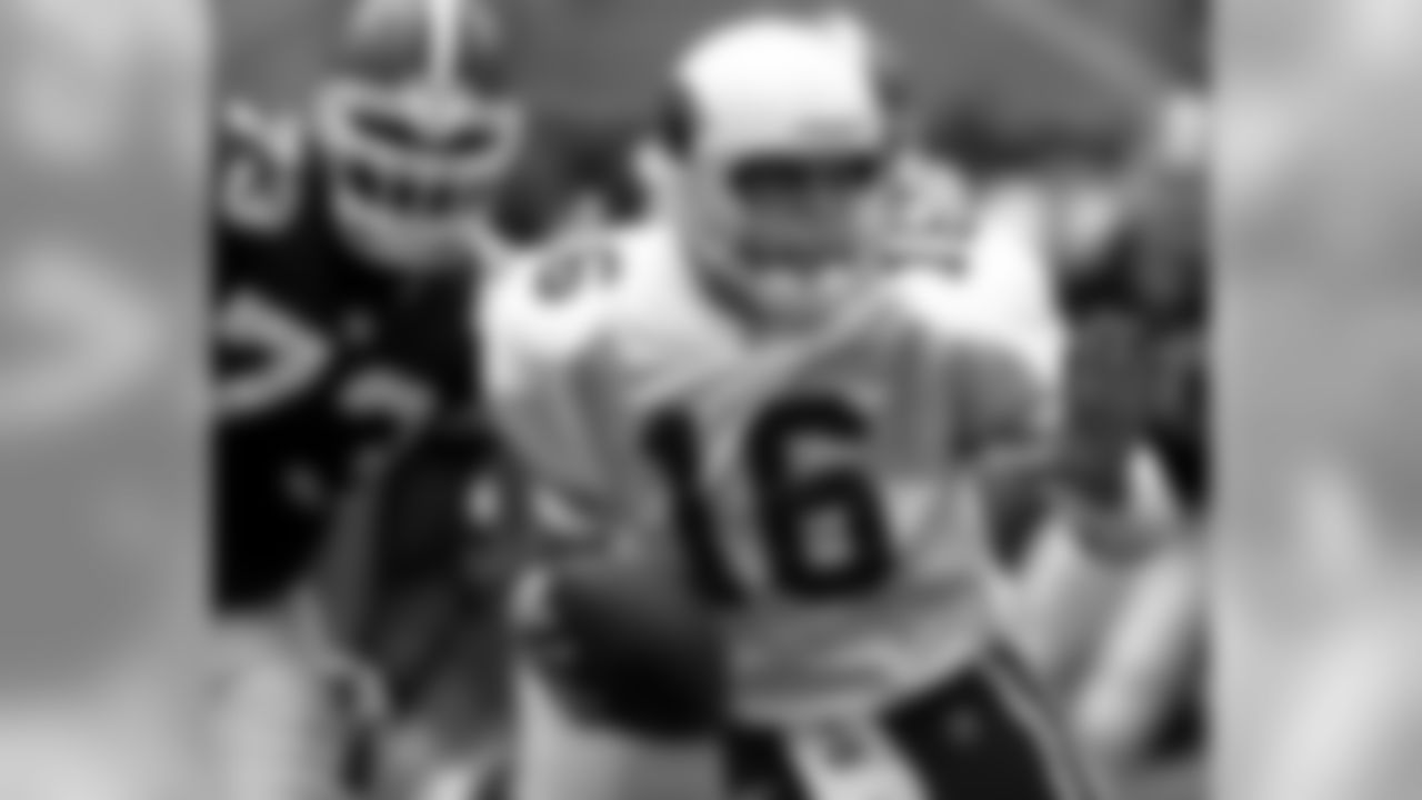 2000: Cardinals QB Jake Plummer scrambles with the ball