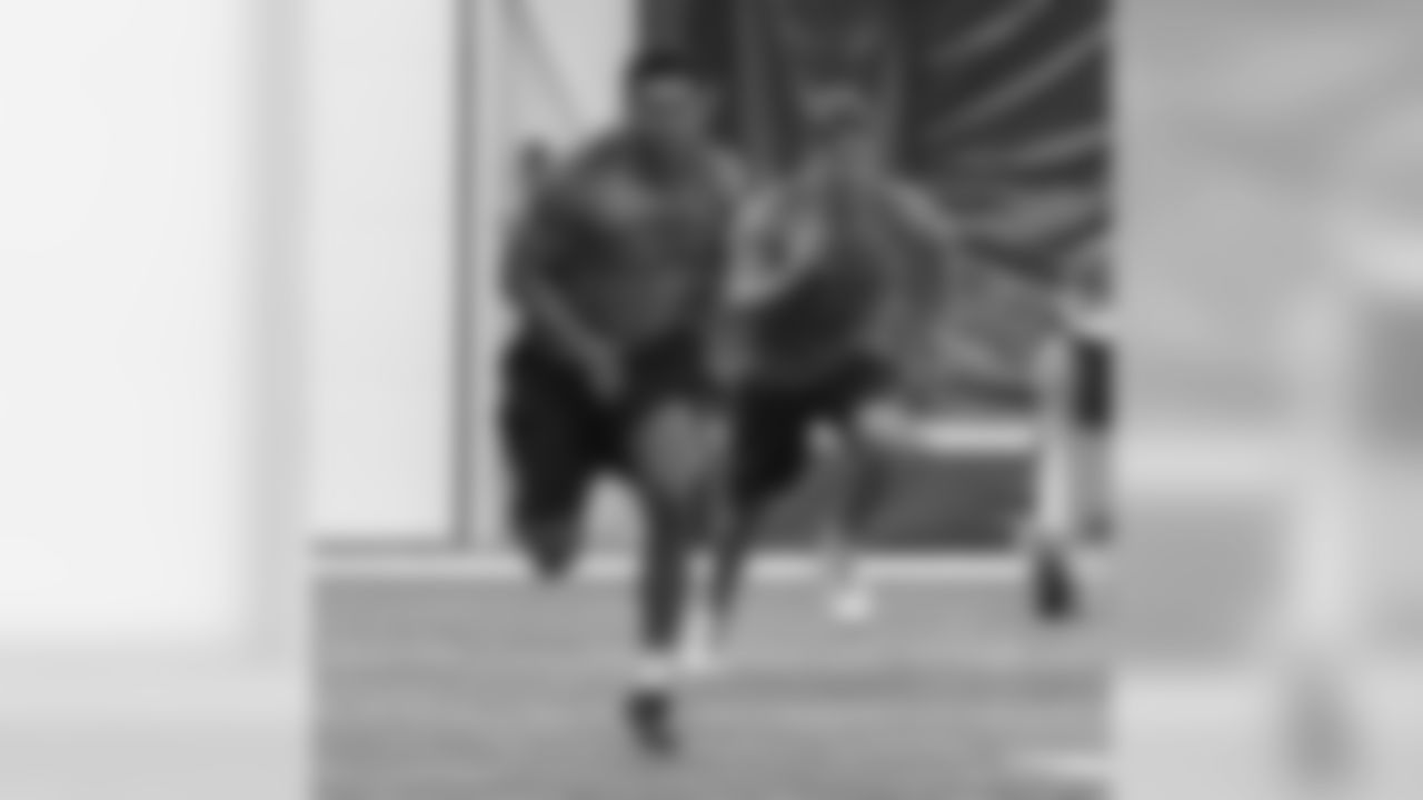 TE Rob Housler sprints