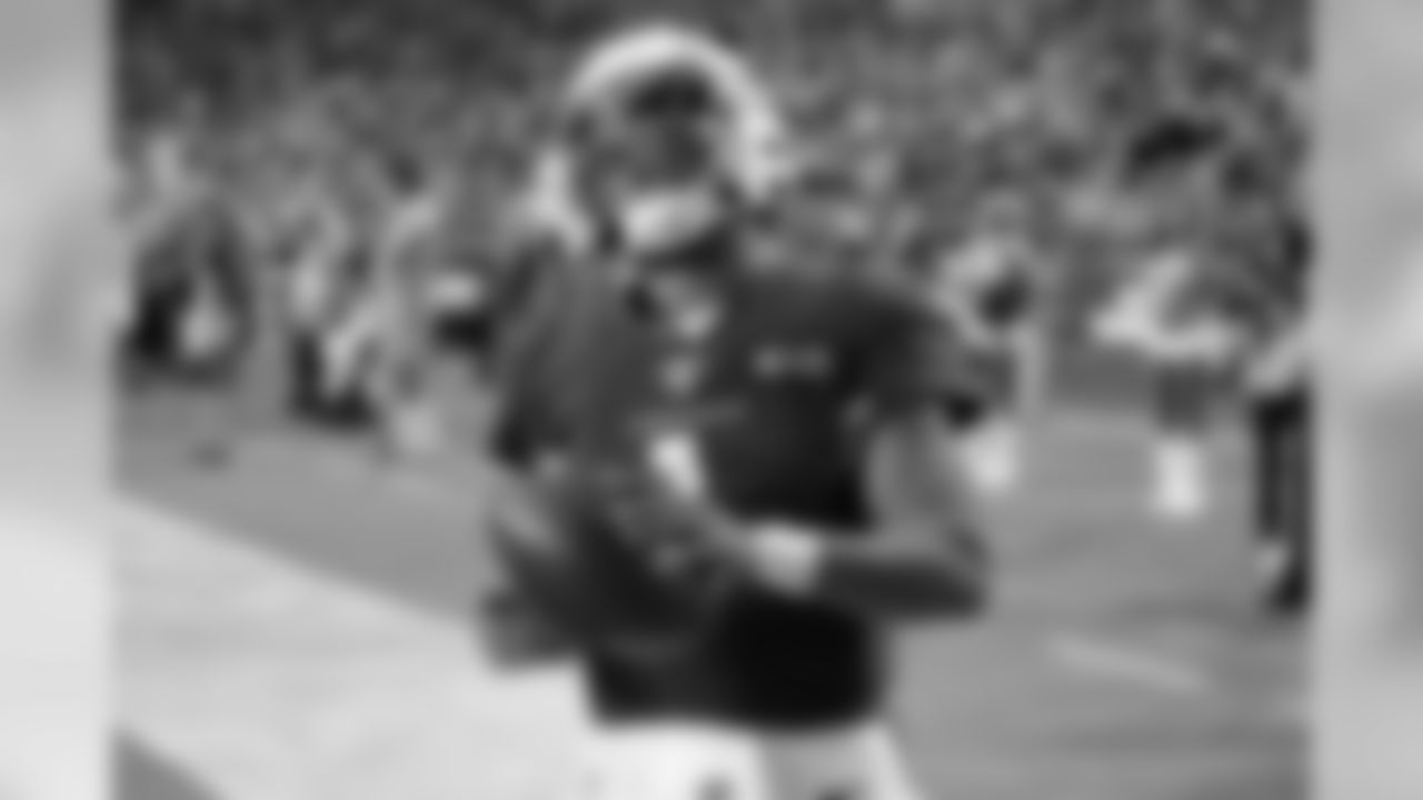 Cardinals quarterback Kyler Murray runs into the end zone for a touchdown late in the game against the Rams.