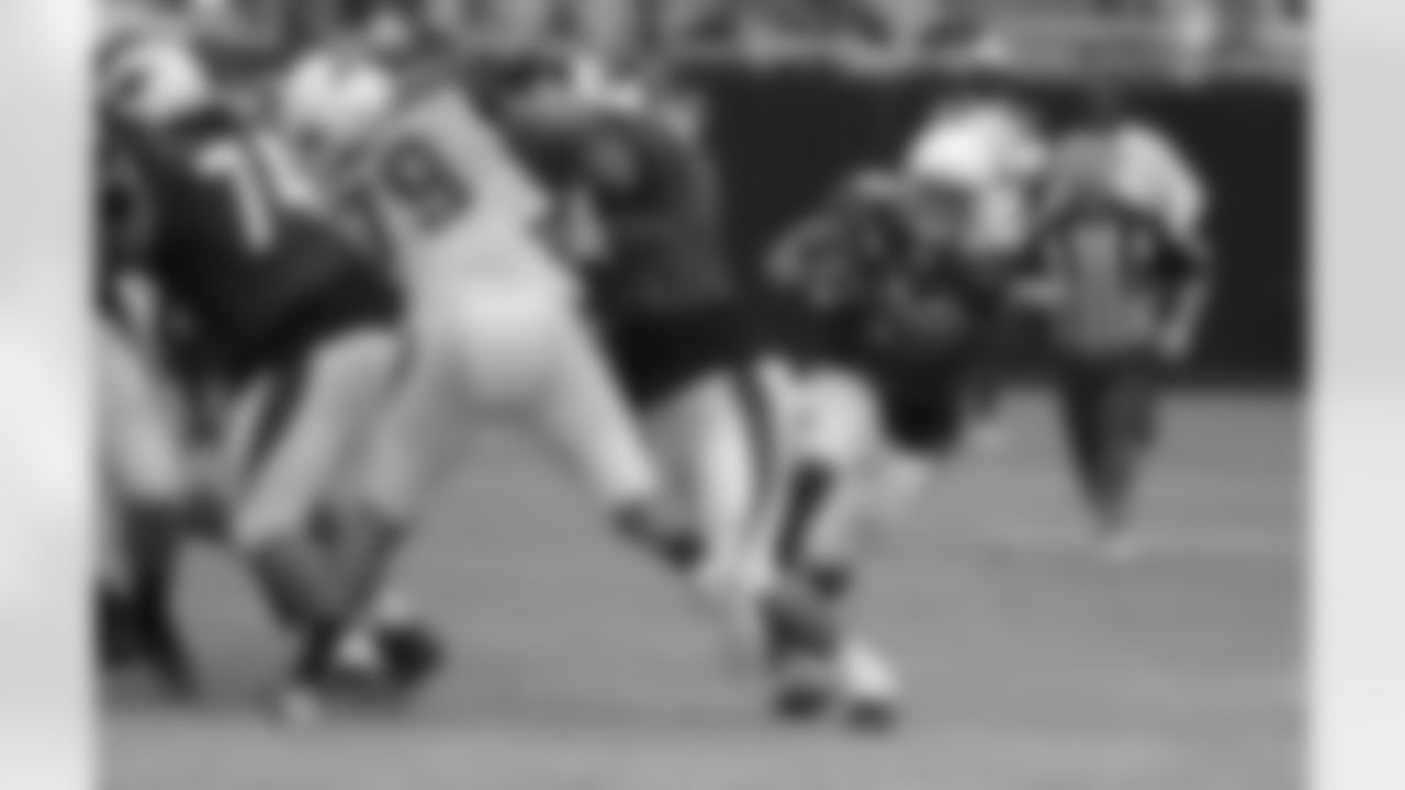 RB Alfonso Smith comes around the corner