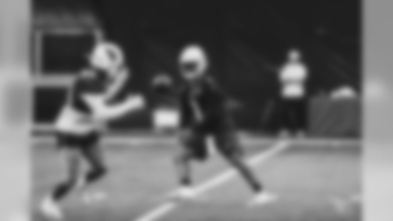 QB Kyler Murray pitches RB Chase Edmonds the ball
