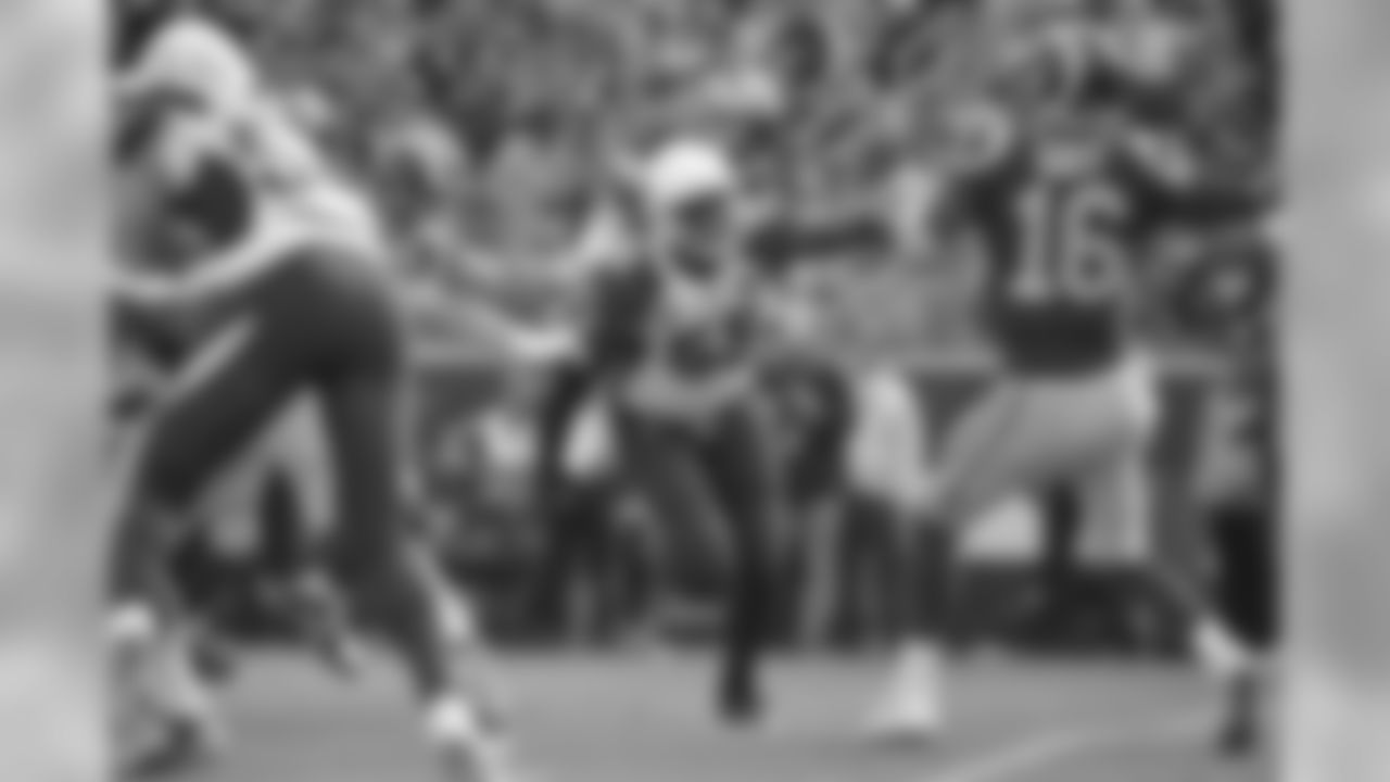 Cardinals LB Chandler Jones rushes Rams QB Jared Goff.