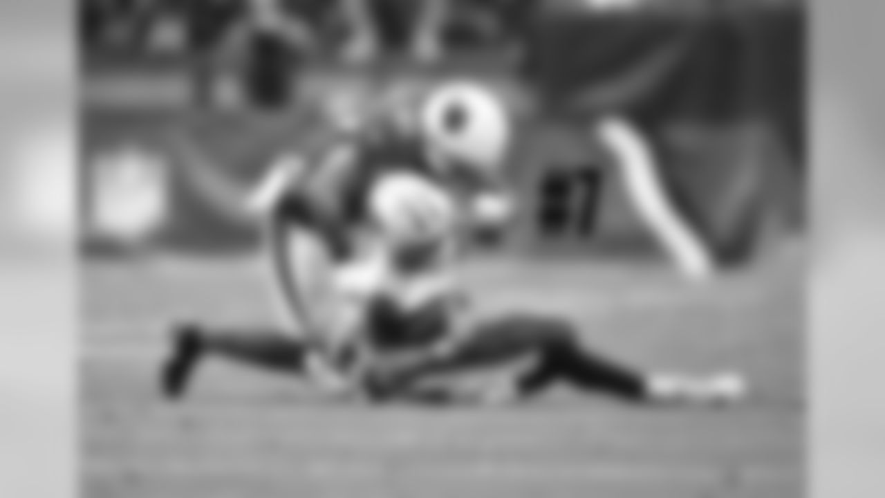 S Antoine Bethea tackles Titans QB Marcus Mariota