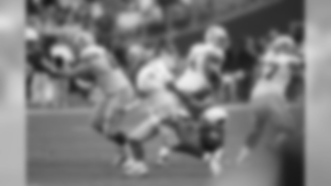 Lenon sacks Tony Romo